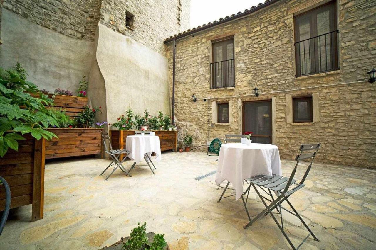 El Forn De Freixenet Con Servicios De Un Hotel Lleida Ngoại thất bức ảnh
