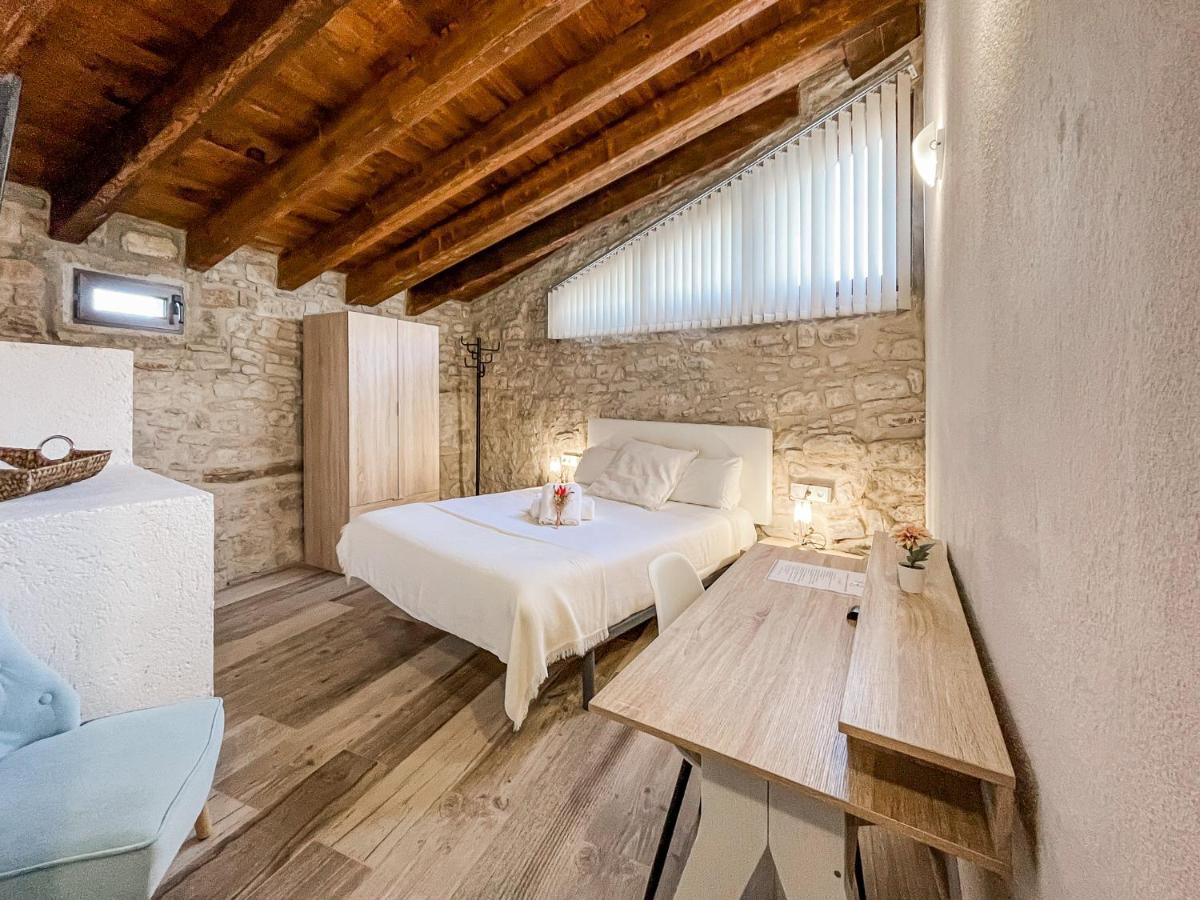 El Forn De Freixenet Con Servicios De Un Hotel Lleida Ngoại thất bức ảnh